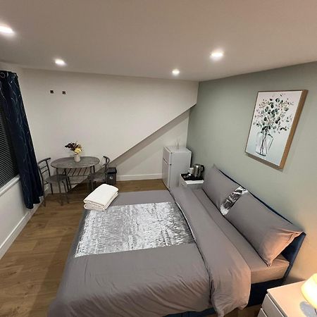 Modern Suite 1 Feltham Exterior foto