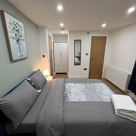 Modern Suite 1 Feltham Exterior foto